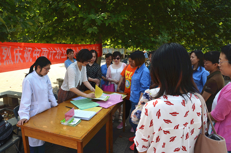 公司計(jì)生協(xié)會開展宣傳服務(wù)活動_副本.jpg